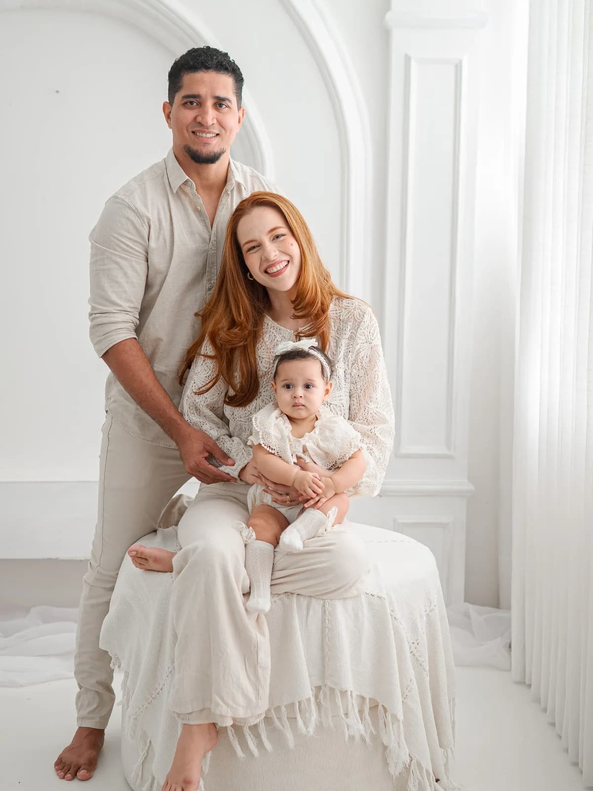 Família completa durante ensaio fotográfico ao ar livre