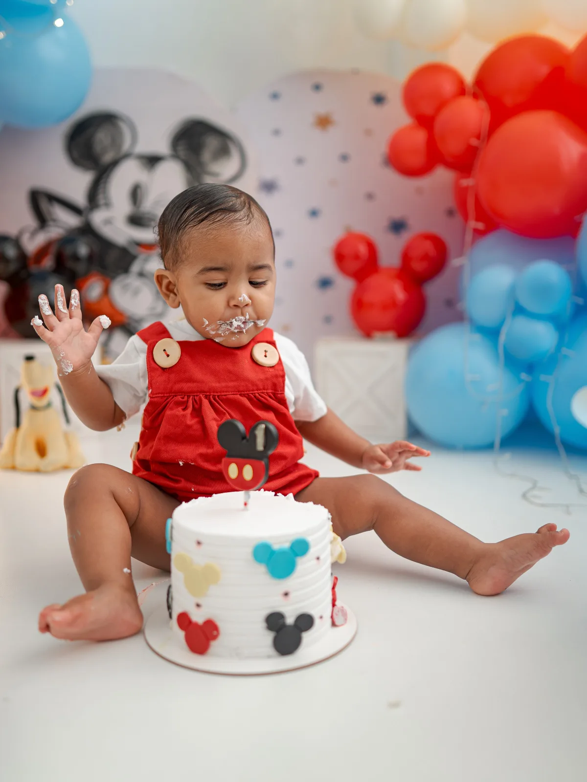 Bebê comemorando um ano de idade em ensaio smash the cake